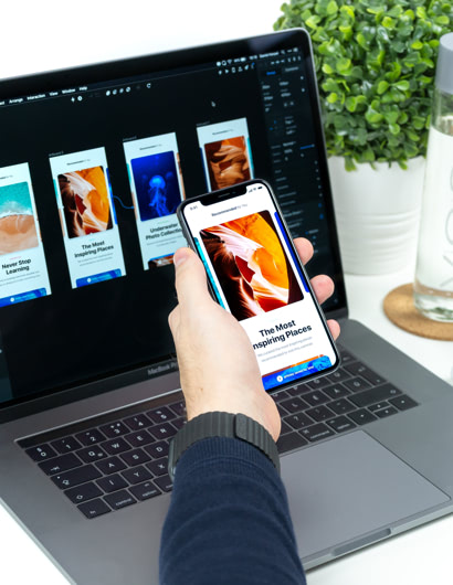 Diseño y desarrollo web responsive en laptop y smartphone, mostrando prototipos de interfaces.