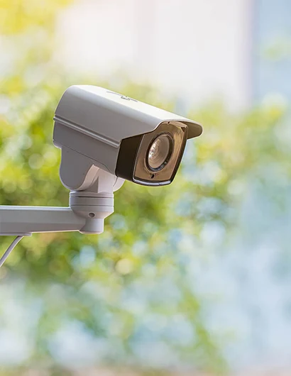 Cámara de seguridad instalada en exteriores para monitoreo y videovigilancia.