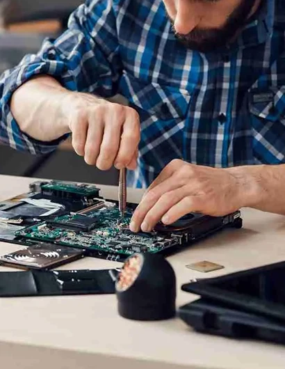 Instalación de switches y cableado estructurado en rack de redes.