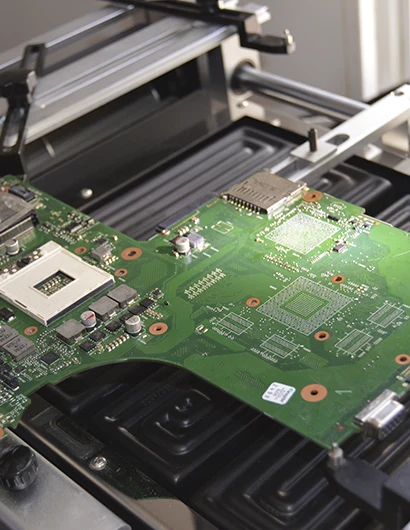 Placa base en laboratorio electrónico para diagnóstico y reparación de componentes.