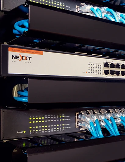 Instalación de switches y cableado estructurado en rack de redes.